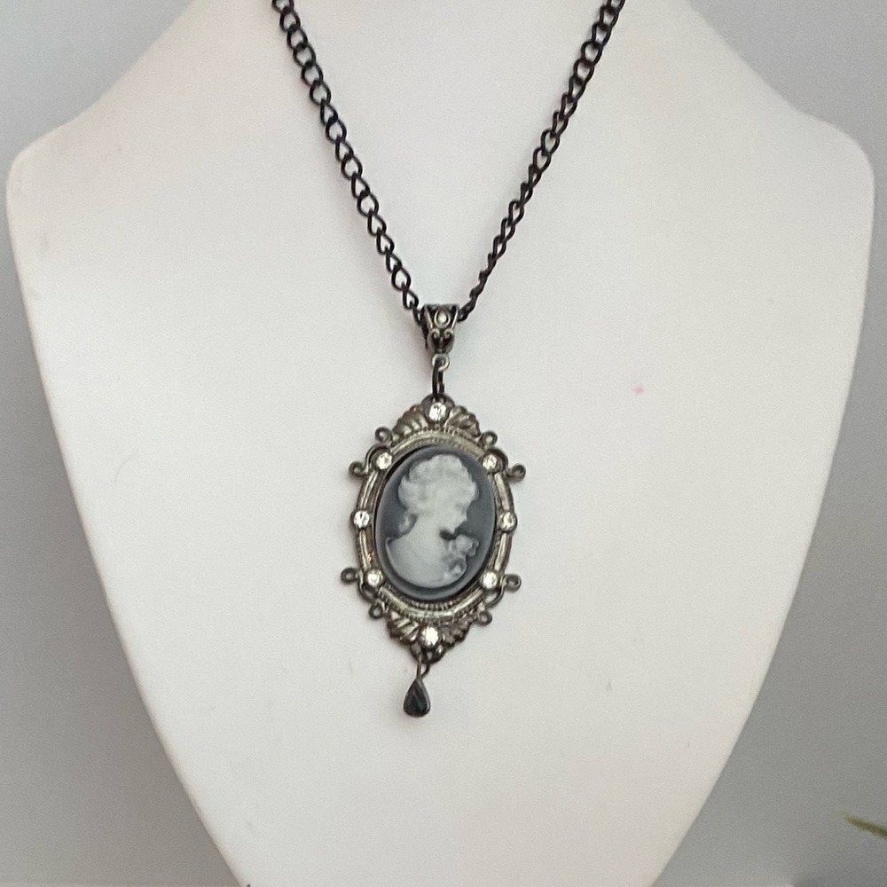 NEW Handcrafted Classic Cameo